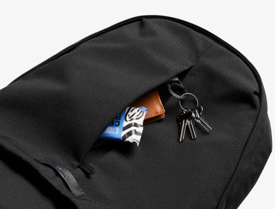 Bellroy Classic BackPack Blackのフロントポケットから鍵、スナックなどが見えているイメージ