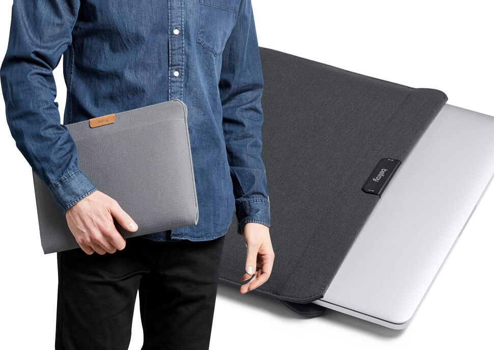 Bellroy Laptop Sleeve ライトグレーを小脇に持つ男性と、Bellroy Laptop Sleeve　ブラックからPCが半分出ている画像