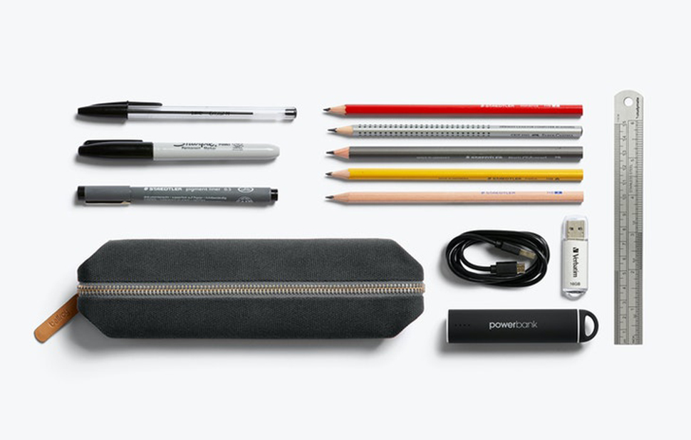 Bellroy Pencil Caseの収納例としてペン、USBケーブル、ストレージを並べたイメージ
