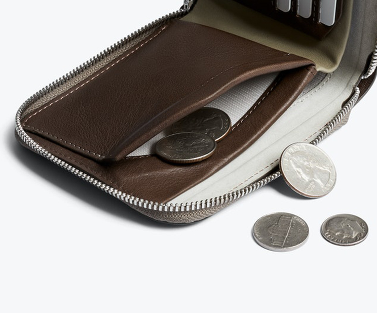 ジップウォレット プレミアムのコインポケットに小銭を収納している写真