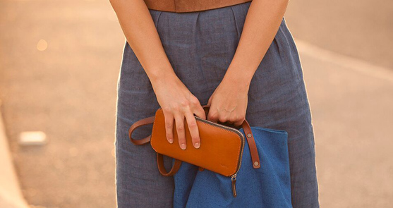 Bellroy Carry Outを持った女性のイメージ