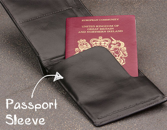 Passport Sleeve トラベルウォレットミッドナイトの右ポケットにパスポートを収納しているイメージ