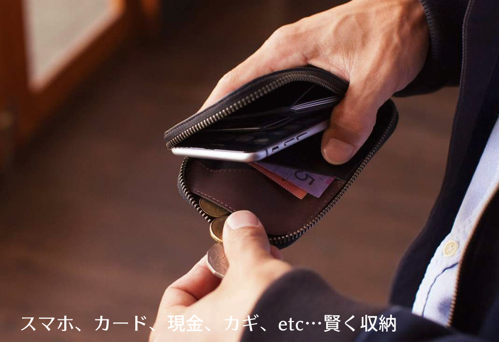 スマホ、カード、現金、カギetc…賢く収納。男性がEveryday Phone Pocketに小銭を収納している様子。