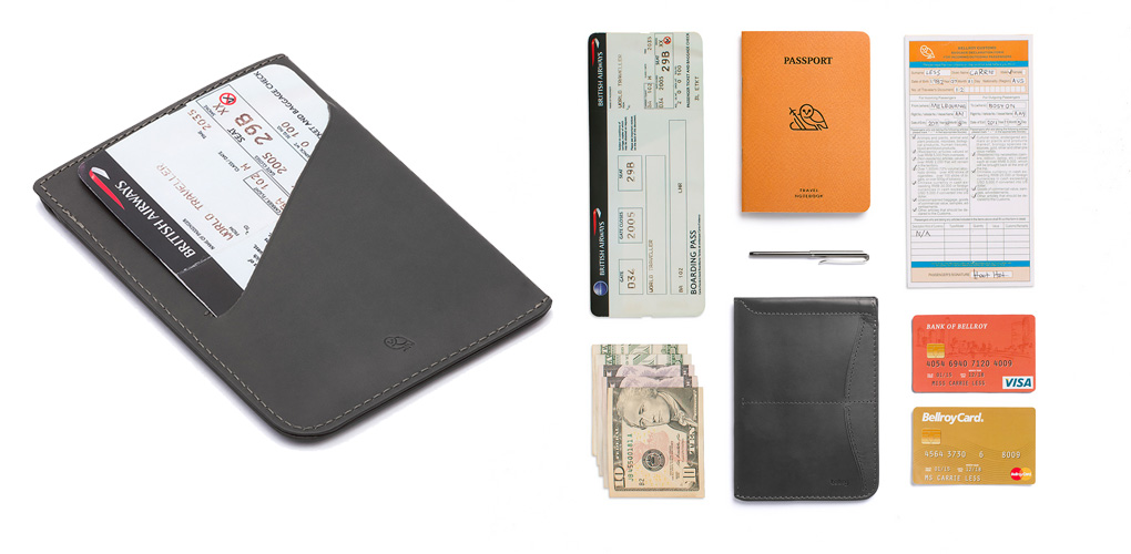 左：パスポートスリーブウォレットチャコールに航空券を収納したイメージ　右：PassportSleeveの周りにクレジットカード2枚、出入国カード、パスポート、マイクロペン、航空券、二つ折り紙幣5枚を並べた画像