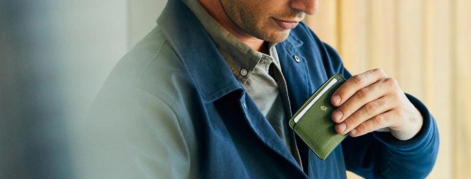 Bellroy Card Slip Designers Edition Forestをジャケットの内ポケットから取り出す男性のイメージ