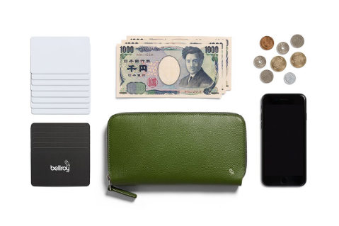 Bellroy Folio Wallet Designers Editionの収納例としてカード、紙幣、スマートフォン、小銭を並べたイメージ