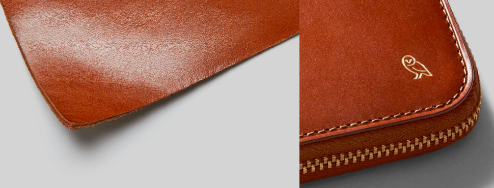 Bellroy Zip Wallet BurntSiennaの皮革と、メタリックのBELLROYシンボルマークのズーム画像