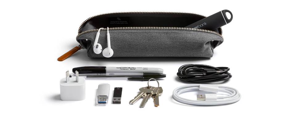 Bellroy Pencil Case MidGreyの収納サンプルとしてUSB充電ケーブル、鍵、USBフラッシュメモリー、ボールペン、マジックを並べた写真