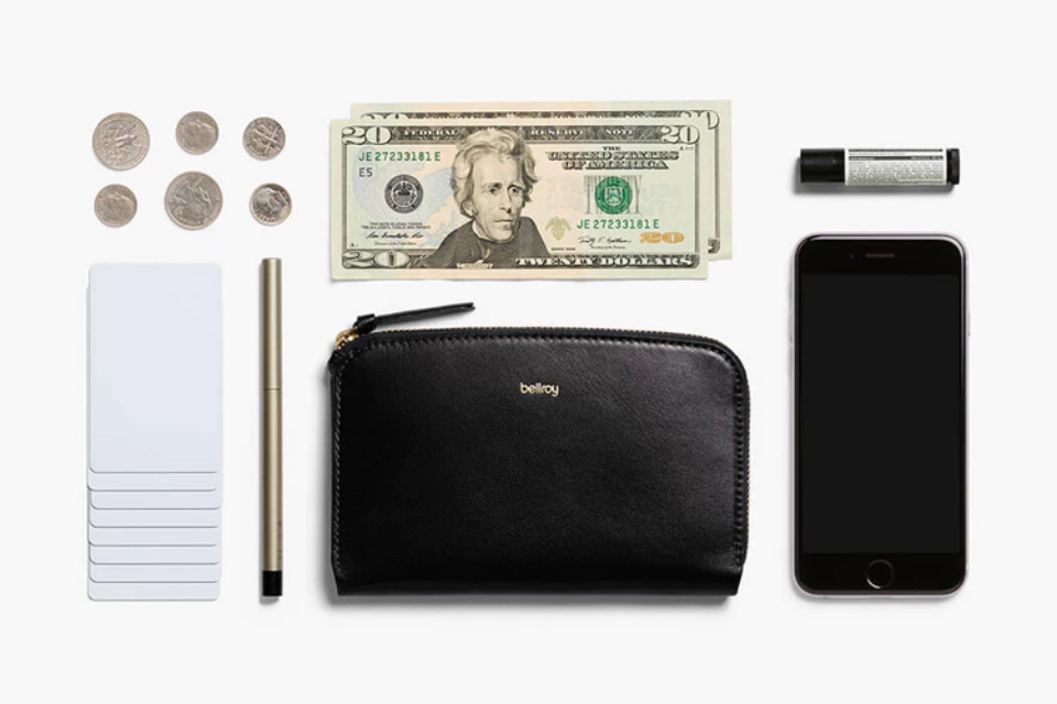 Bellroy Pocket Blackの正面画像と収納例としてカード、紙幣、スマートフォン、コスメ小物、小銭を並べたイメージ