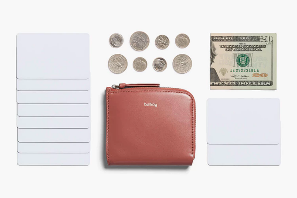 Bellroy Pocket miniの収納例としてカード、紙幣、小銭を並べたイメージ