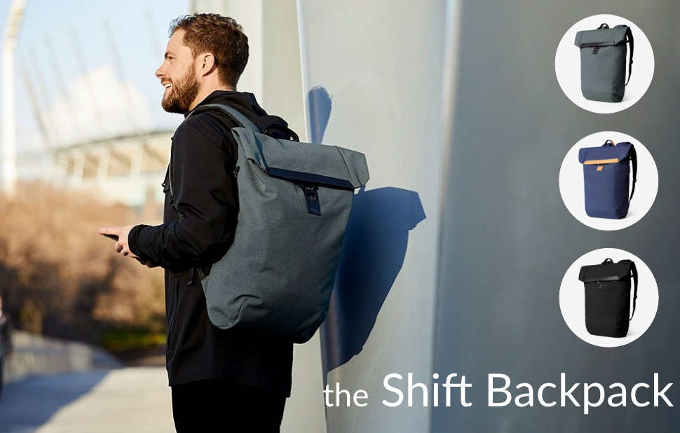 Bellroy Shift Backpackを背負った男性と、上からモスグレイ、インクブルー、ブラックの商品サムネイル画像。