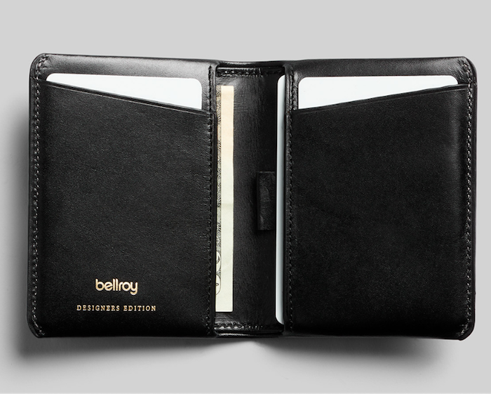Bellroy Slim Sleeve Wallet Designers Edition Blackにカードと二つ折りに畳んだ紙幣を収納