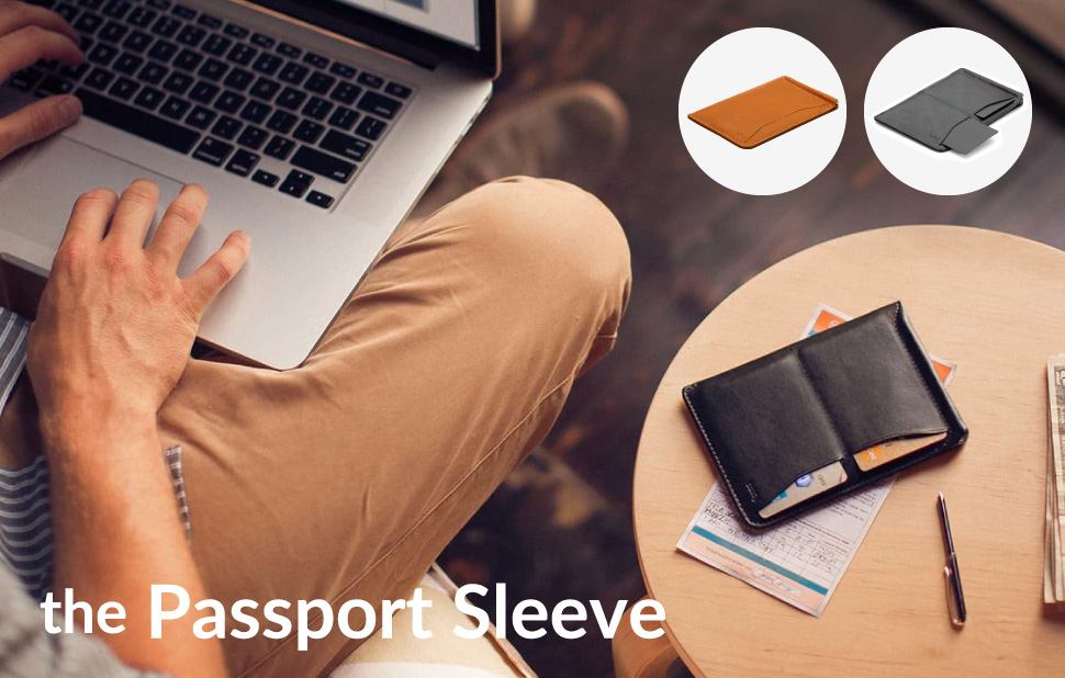 右上にパスポートスリーブウォレットブラックのサムネイル画像とラップトップで仕事をしている男性のサイドテーブルに置かれているパスポートスリーブのイメージ 