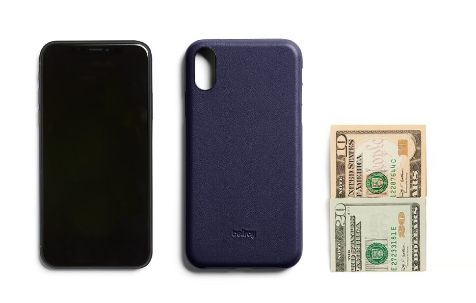 iPhoneXRの隣に並べられたフォンケースタマリロの正面画像と折り畳んだ2枚の紙幣の写真