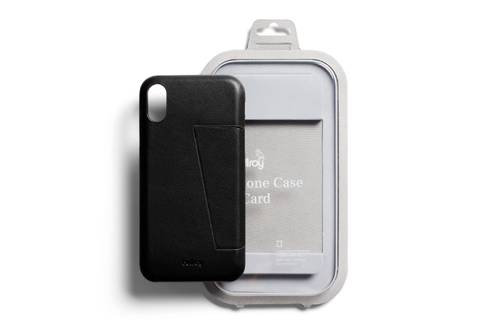 Bellroy Phone Case 3Card Blackとベルロイのオリジナルパッケージを重ねて並べた写真