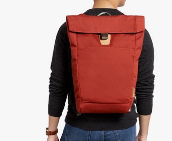 Bellroy Studio Backpack Red Orchreを背負う男性