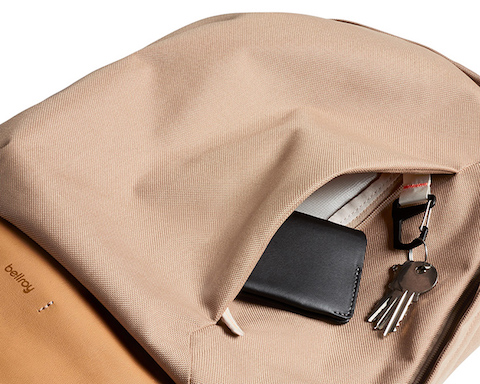 ベルロイ クラシックバックパックプレミアム デザートのフロントの縦型ポケットに財布と鍵を収納