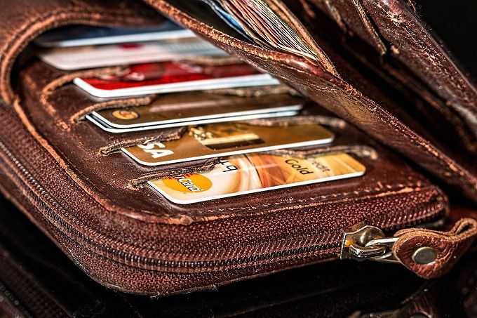 カード用のポケットがたくさん付いた財布