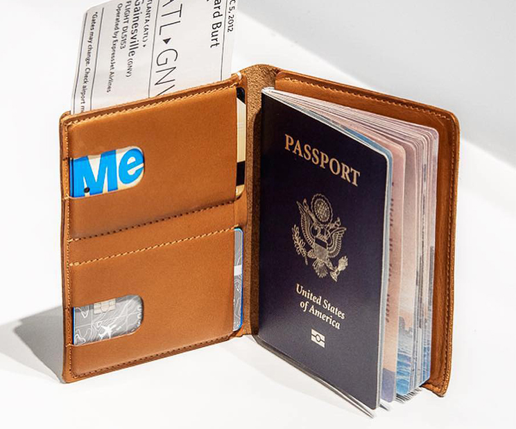 Passport Walletにパスポート・搭乗券・カードを収納