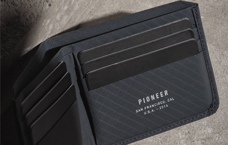 鋼鉄10倍強度のマテリアルでできた二つ折り財布。Pioneer Carry Division Billfold