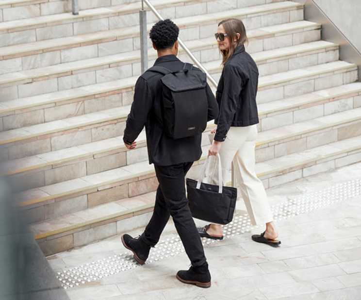メルボルンバックパックを背負った男性が女性と並んで歩いているイメージ