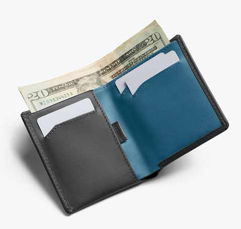 Note Sleeve Wallet Charcoalに20ドル紙幣を入れている写真