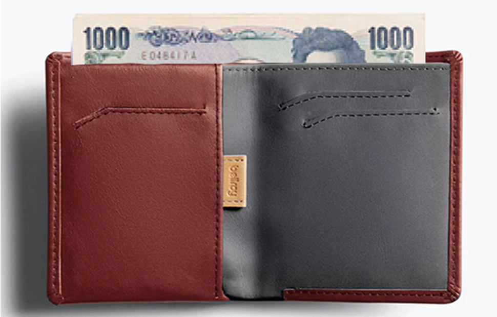 ノートスリーブウォレットレッドアースに千円札を収納した写真。