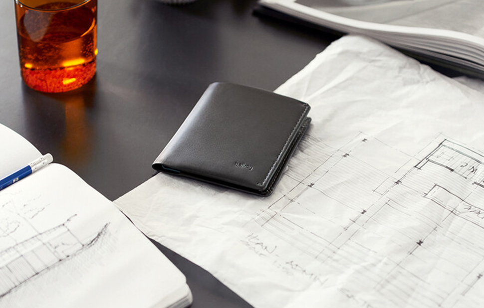 テーブルにNote Sleeve Wallet Charcoalが置かれたイメージ。