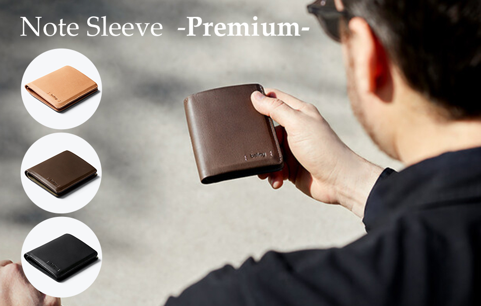 男性がBellroy Note Sleeve Premium ベルロイ ノートスリーブ プレミアムを持っている写真とカラーサムネイル画像、上からナチュラル、ダークウッド、ブラック