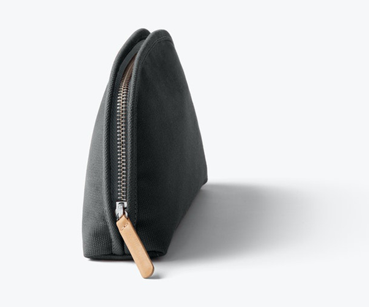 Bellroy Classic Pouch Charcoalを自立させたイメージ