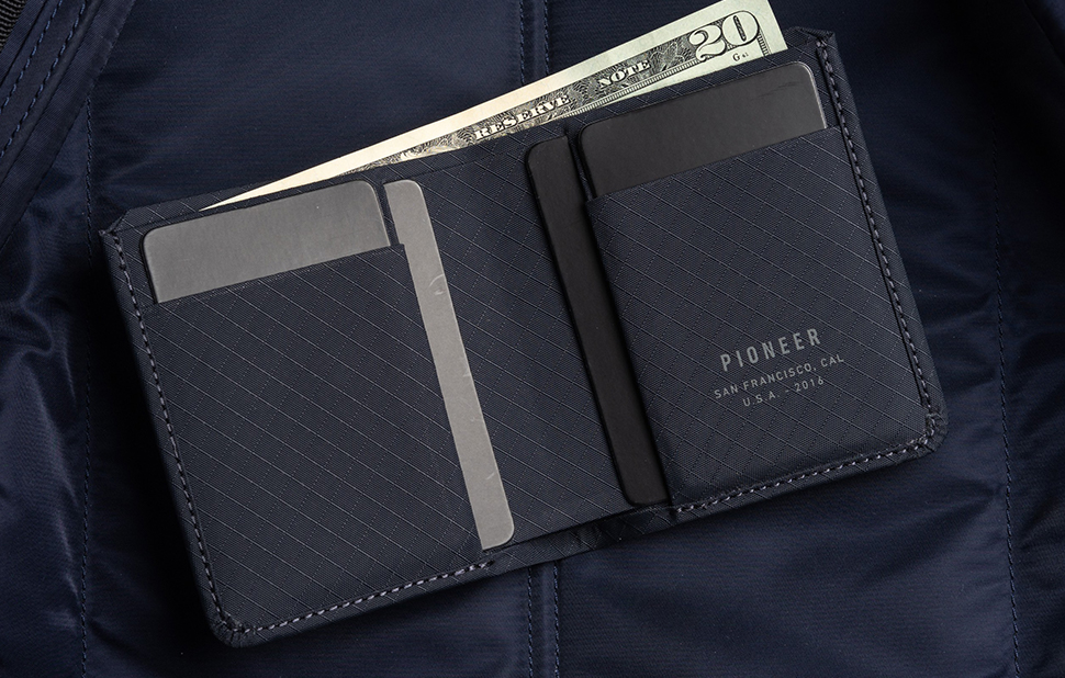 鋼鉄10倍強度のマテリアルでできた二つ折り財布。Pioneer Carry Altitude Billfold