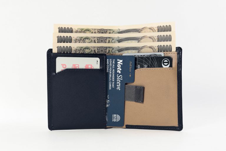 ベルロイ ノートスリーブ 1万円札とカードの収納イメージ